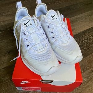 WMNS Nike Air Max Axis Size 6